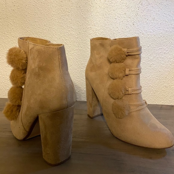 XOXO tan suede Pom Pom ankle boots sizes 8 & 8.5 NWT - Picture 4 of 7